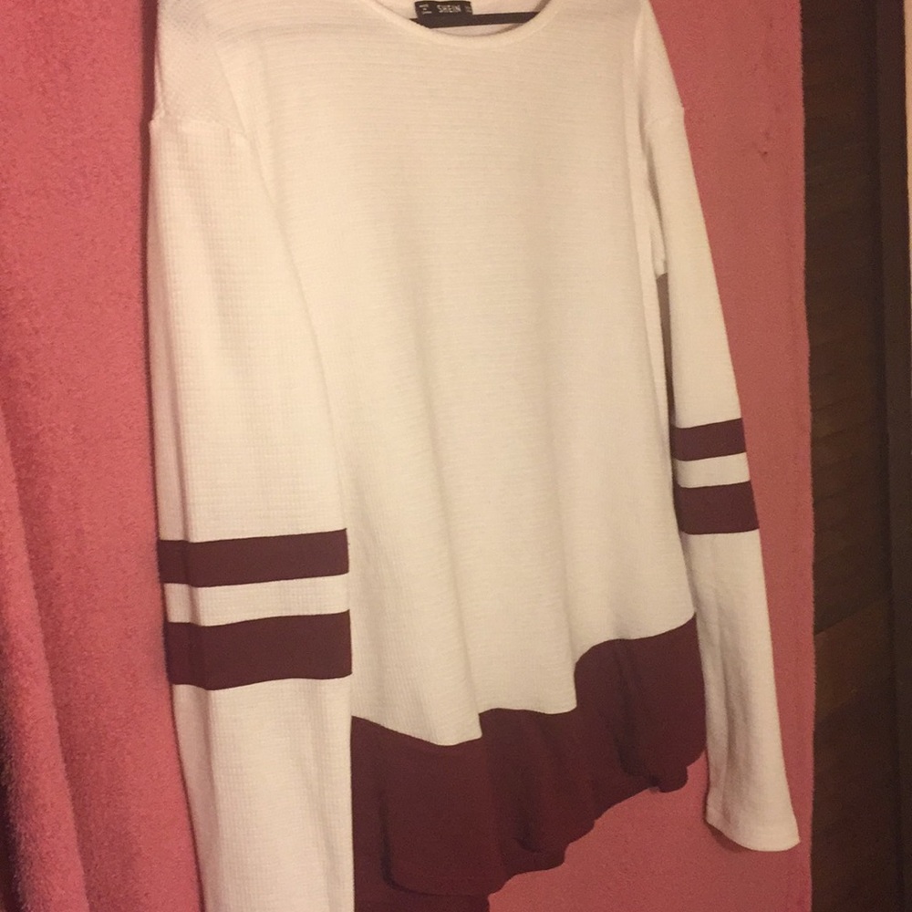 White And burgundy sweatshirt